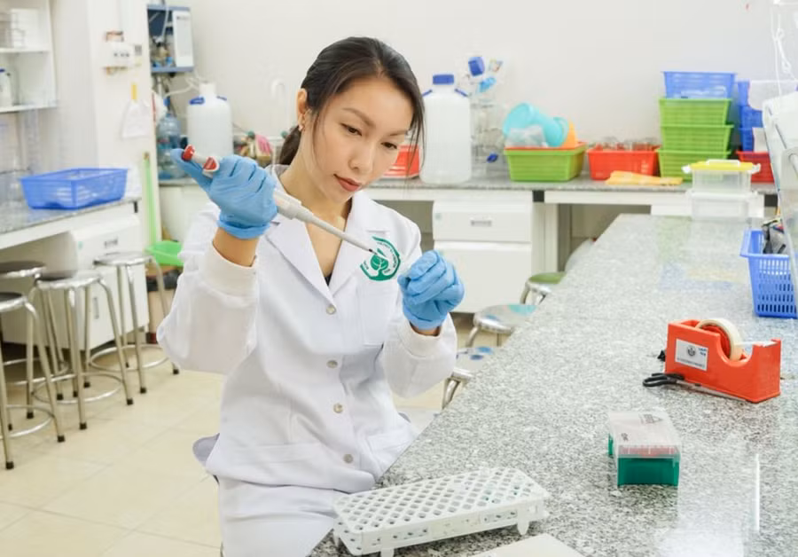 PGS.TS Nguyễn Phương Thảo, giảng viên Khoa Công nghệ sinh học, Trường ĐH Quốc tế (ĐH Quốc gia TPHCM). Ảnh: HCMIU