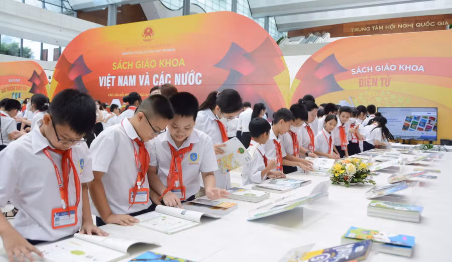 Học sinh tham quan triển lãm sách giáo khoa năm 2022. 