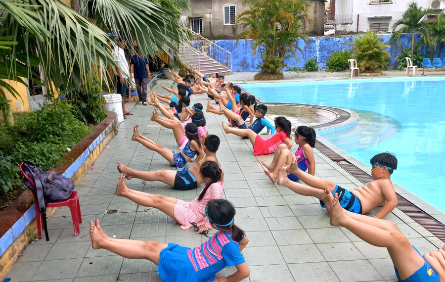 Học sinh tập các bài tập khởi động trước khi bơi. Học sinh tập các bài tập khởi động trước khi bơi.