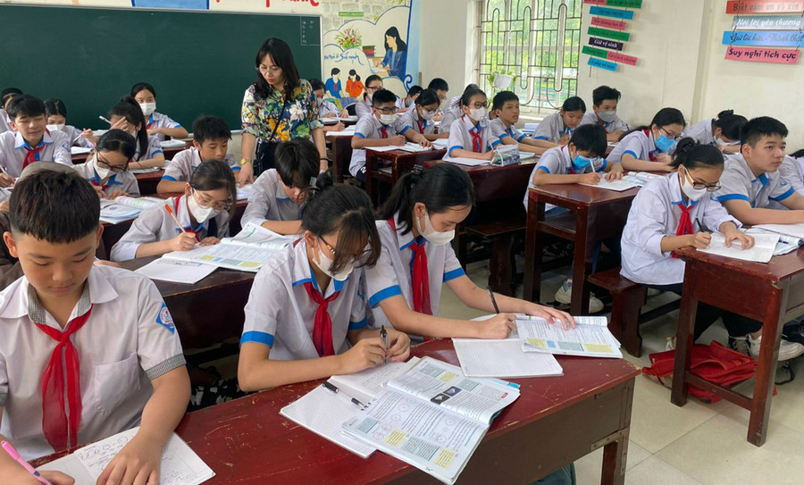 Học sinh lớp 7A1, Trường THCS Minh Khai (TP Thanh Hóa) trong giờ học môn Khoa học tự nhiên. Học sinh lớp 7A1, Trường THCS Minh Khai (TP Thanh Hóa) trong giờ học môn Khoa học tự nhiên.