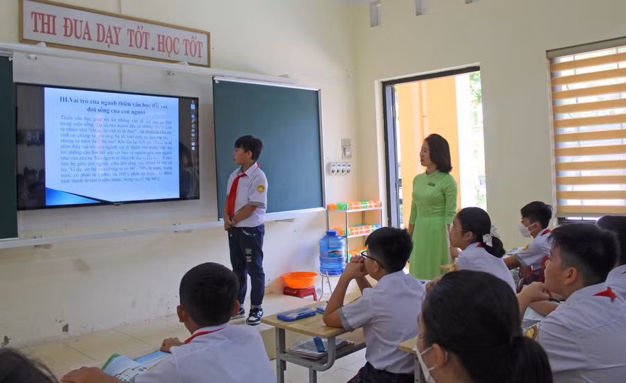 Cô Nguyễn Thị Mai trong giờ giảng dạy môn Khoa học tự nhiên, Trường THCS Cù Chính Lan. 