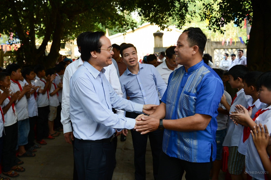 Bộ trưởng Phùng Xuân Nhạ động viên thầyThạch Sa Quên, đại sứ Điều ước cho em tỉnh Trà Vinh. Ảnh: Thế Đại Bộ trưởng Phùng Xuân Nhạ động viên thầyThạch Sa Quên, đại sứ Điều ước cho em tỉnh Trà Vinh. Ảnh: Thế Đại