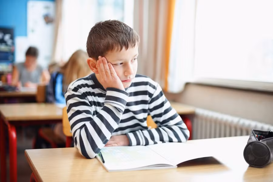 Sau khi lắng nghe, cha mẹ hãy giúp con trước tiên bằng cách yêu cầu trẻ xác định chính xác vấn đề là gì.