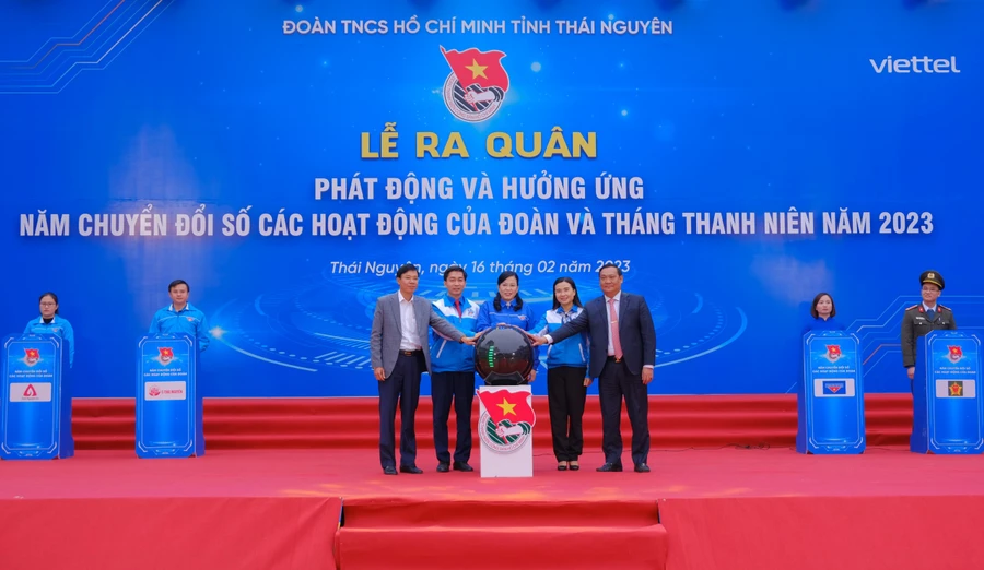 Các đại biểu thực hiện Nghi thức phát động “ Năm Chuyển đổi các hoạt động của Đoàn và Tháng Thanh niên năm 2023”.