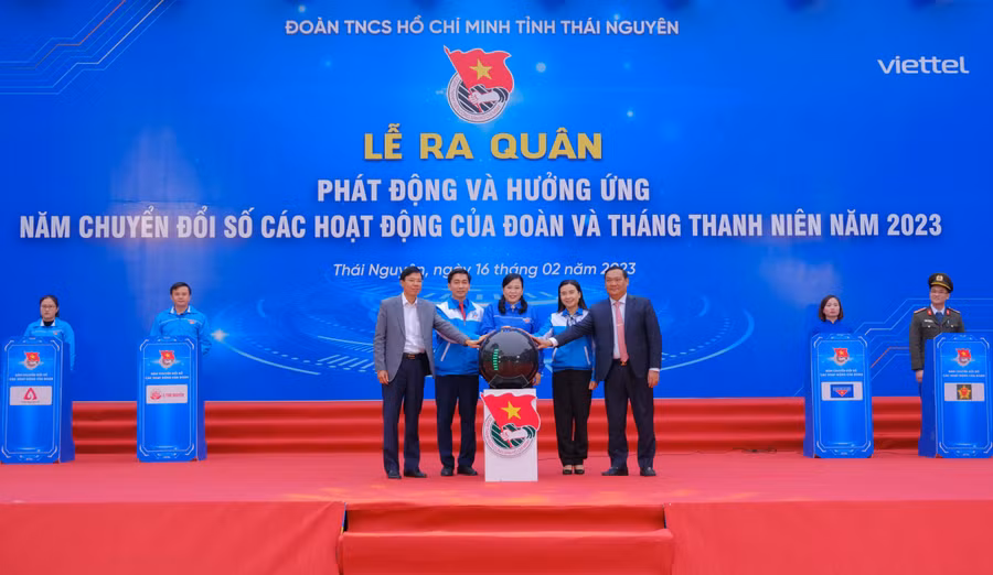 Các đại biểu thực hiện Nghi thức phát động “ Năm Chuyển đổi các hoạt động của Đoàn và Tháng Thanh niên năm 2023”.