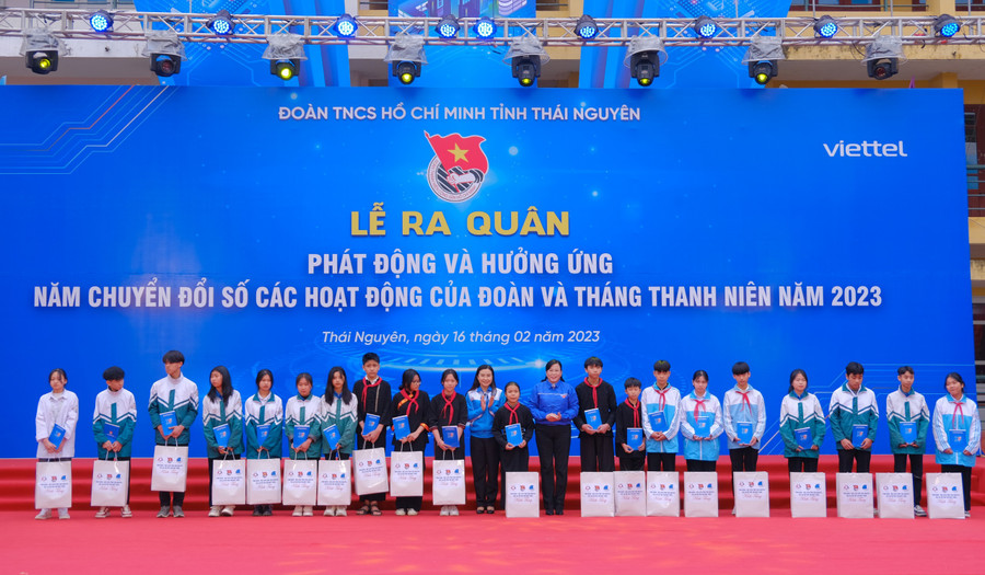 Các đại biểu tặng học bổng, phần quà cho học sinh có hoàn cảnh khó khăn, người có công của huyện Định Hóa, tỉnh Thái Nguyên. Các đại biểu tặng học bổng, phần quà cho học sinh có hoàn cảnh khó khăn, người có công của huyện Định Hóa, tỉnh Thái Nguyên.