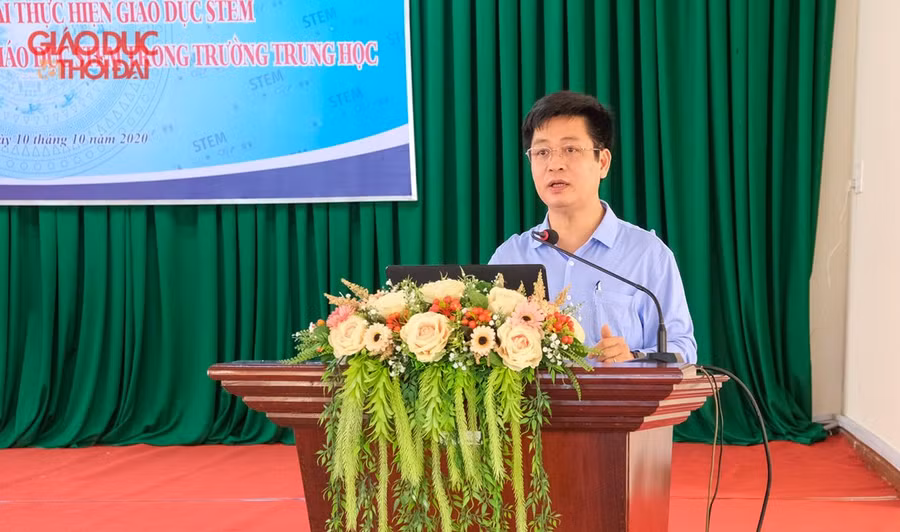 PGS.TS Nguyễn Xuân Thành, Vụ trưởng Vụ Giáo dục Trung học (Bộ GD&amp;ĐT) chia sẻ tại buổi tập huấn.