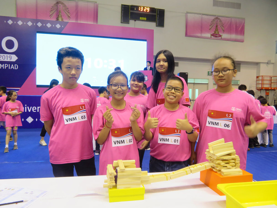 Học sinh Việt Nam tham gia phần thi đồng đội