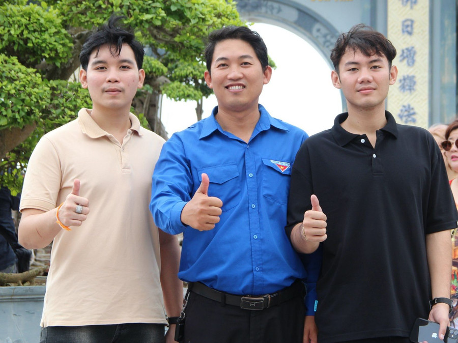 Ladthazad Sysavath và Supthavy Kythavone được Đoàn thanh niên phường Hòa Thọ Tây đưa đi tham quan. Ladthazad Sysavath và Supthavy Kythavone được Đoàn thanh niên phường Hòa Thọ Tây đưa đi tham quan.