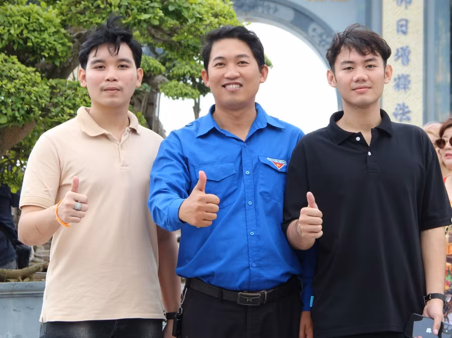 Ladthazad Sysavath và Supthavy Kythavone được Đoàn thanh niên phường Hòa Thọ Tây đưa đi tham quan.