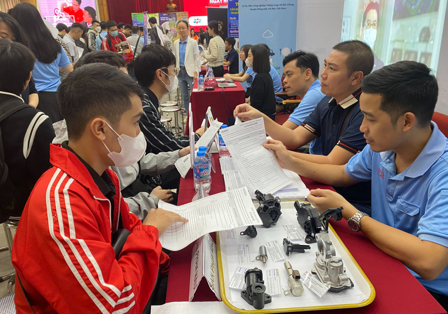 Sinh viên lắng nghe doanh nghiệp chia sẻ về các vị trí việc làm. Sinh viên lắng nghe doanh nghiệp chia sẻ về các vị trí việc làm.