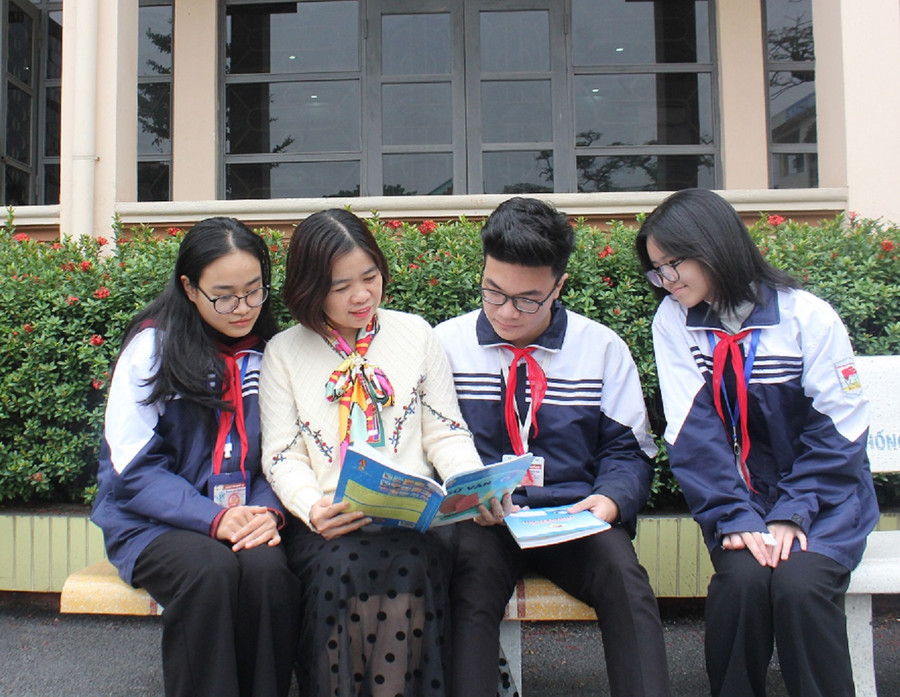 Cô trò bên nhau giờ ra chơi.