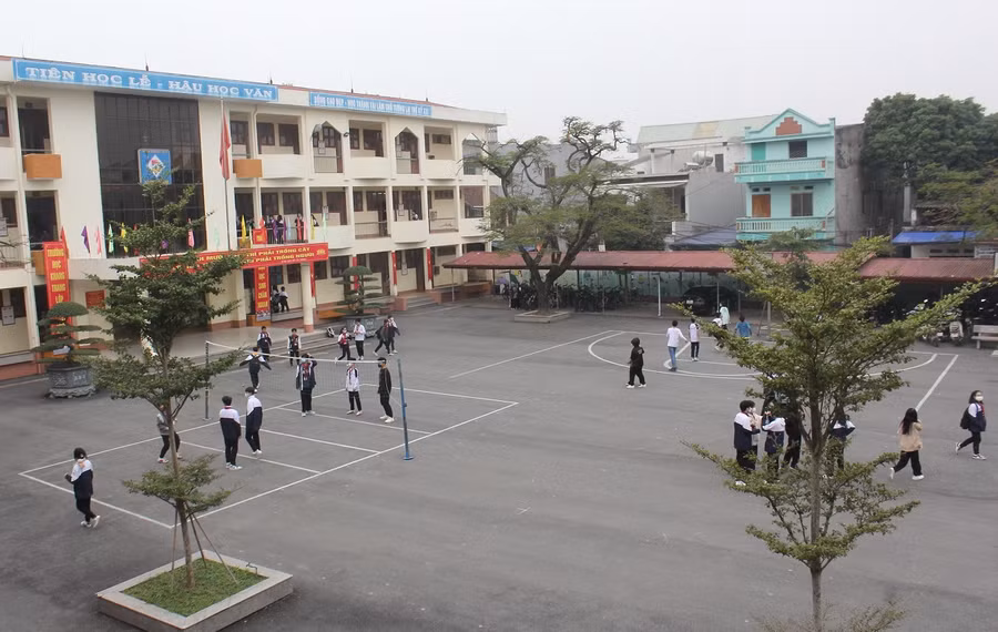 Cơ sở vật chất trường lớp học được xây dựng khang trang, cảnh quan đạt tiêu chuẩn xanh - sạch - đẹp, an toàn.