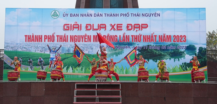 Màn trống hội Khai mạc Giải đua xe đạp TP Thái Nguyên mở rộng lần thứ nhất năm 2023, tại Quảng trường Võ Nguyên Giáp.