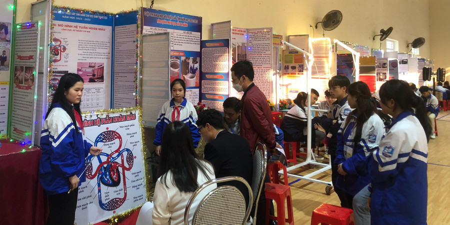 Học sinh thuyết minh dự án trả lời phản biện các thành viên Ban giám khảo. Học sinh thuyết minh dự án trả lời phản biện các thành viên Ban giám khảo.