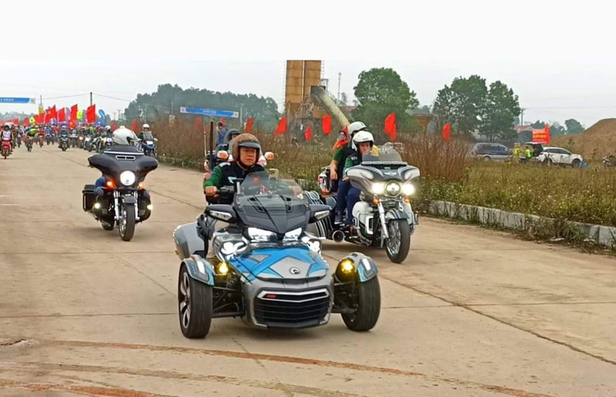 Đoàn xe mô tô phân khối lớn của CLB xe Motor phân khối lớn Thái Nguyên tham gia diễu hành biểu dương lực lượng tại Giải đua xe đạp.