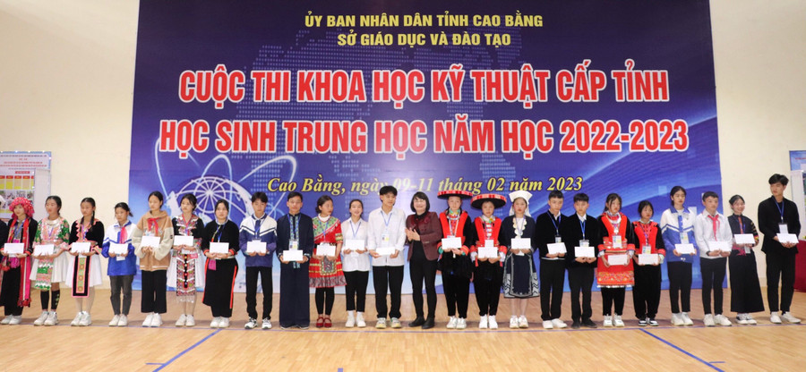 Lãnh đạo Hội Khuyến học tỉnh Cao Bằng và các đơn vị tài trợ đã trao 50 suất quà cho các em học sinh dân tộc thiểu số là người H’Mông, Dao, Sán Chỉ, Lô Lô và học sinh hoàn cảnh khó khăn, học sinh nhỏ tuổi nhất tham gia cuộc thi. Lãnh đạo Hội Khuyến học tỉnh Cao Bằng và các đơn vị tài trợ đã trao 50 suất quà cho các em học sinh dân tộc thiểu số là người H’Mông, Dao, Sán Chỉ, Lô Lô và học sinh hoàn cảnh khó khăn, học sinh nhỏ tuổi nhất tham gia cuộc thi.