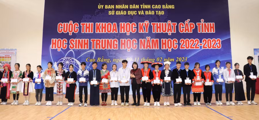 Lãnh đạo Hội Khuyến học tỉnh Cao Bằng và các đơn vị tài trợ đã trao 50 suất quà cho các em học sinh dân tộc thiểu số là người H’Mông, Dao, Sán Chỉ, Lô Lô và học sinh hoàn cảnh khó khăn, học sinh nhỏ tuổi nhất tham gia cuộc thi.