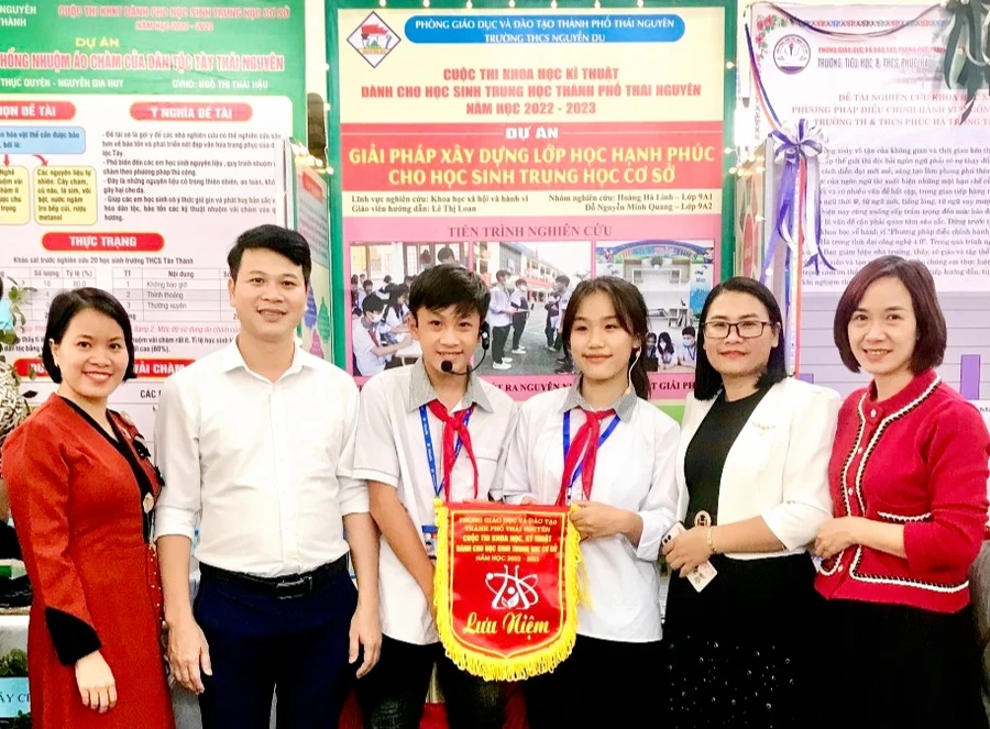 Thầy Hiệu trưởng Hoàng Thanh Lâm cùng các cô giáo động viên, chúc mừng các em học sinh tham gia cuộc thi Khoa học kĩ thuật.