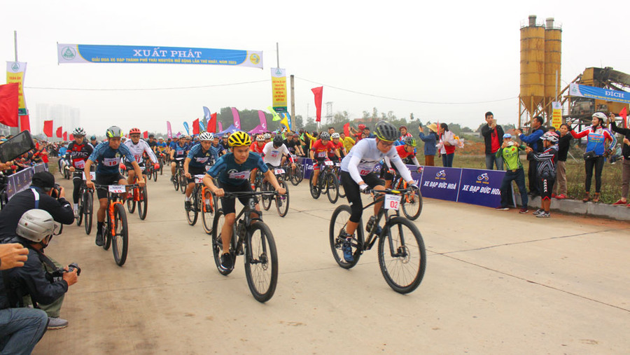 Các đội đua xe đạp đã xuất phát vào đường đua.