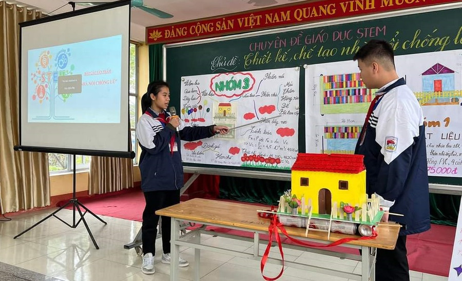 Các em học sinh hào hứng thuyết trình sản phẩm STEM.