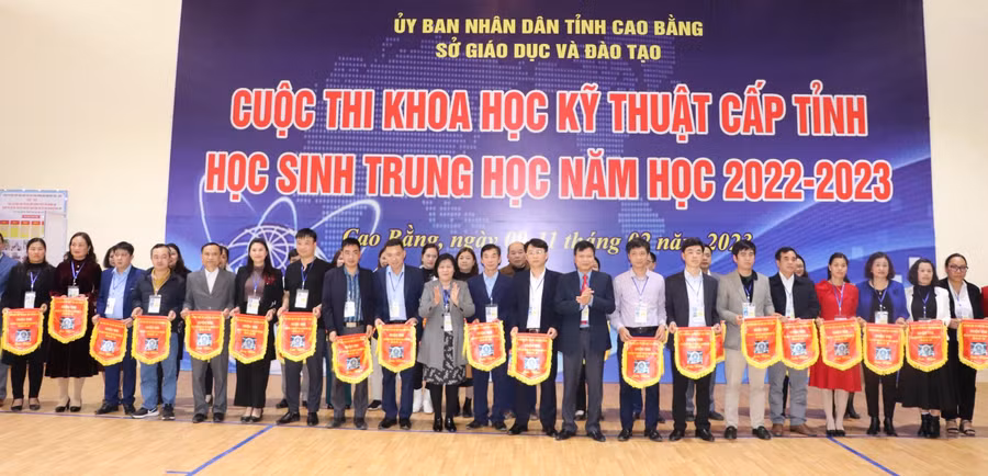 Ban Tổ chức trao Cờ lưu niệm cho các đơn vị có dự án tham gia Cuộc thi.