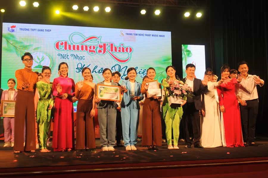 Ban tổ chức đã trao giải đặc biệt tổng trị giá 55 triệu đồng cho đội thi biểu diễn màn múa Điệp khúc màu xanh trong đêm "Chung khảo nốt nhạc khởi nghiệp."