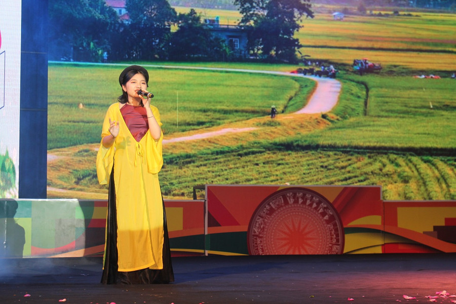 Đơn ca Lời ru bên song cửa do các em học sinh trường THPT Gang thép trình bày. Đơn ca Lời ru bên song cửa do các em học sinh trường THPT Gang thép trình bày.