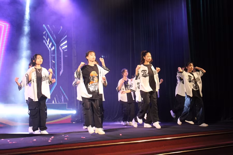 Tiết mục nhảy hiện đại: Anh người chiến sĩ doanh nhân.