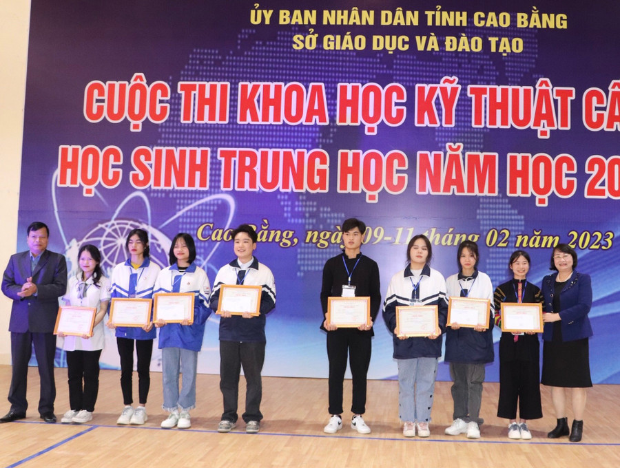 Ban Tổ chức trao giải Nhất, Nhì, Ba và Khuyến khích cho các đội có dự án đạt chất lượng cao.