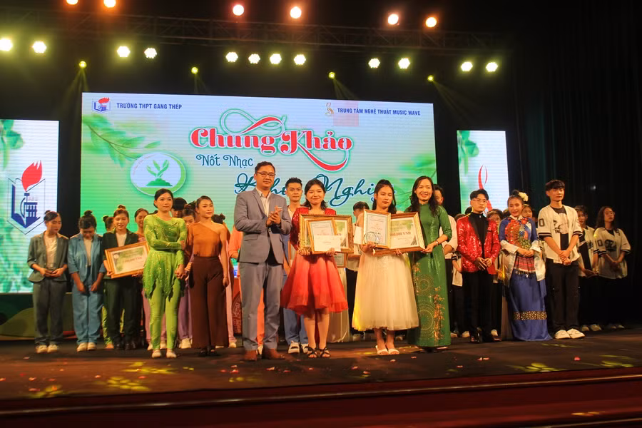 Ban tổ chức đã trao giải thưởng cho các đội thi đạt thành tích xuất sắc trong đêm "Chung khảo nốt nhạc khởi nghiệp."