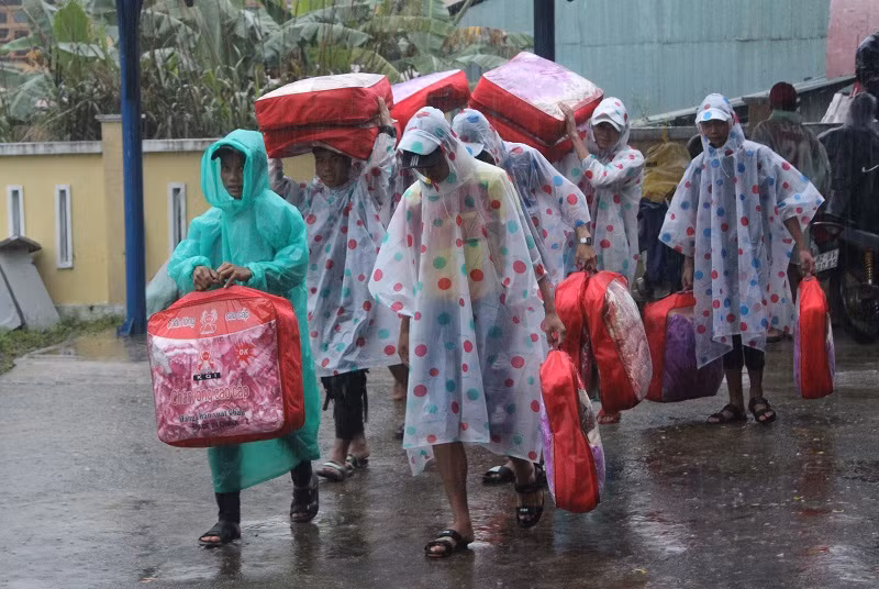 Học sinh Trường THPT Võ Chí Công di chuyển về trung tâm huyện Tây Giang vào tháng 10/2020 để học nhờ. 