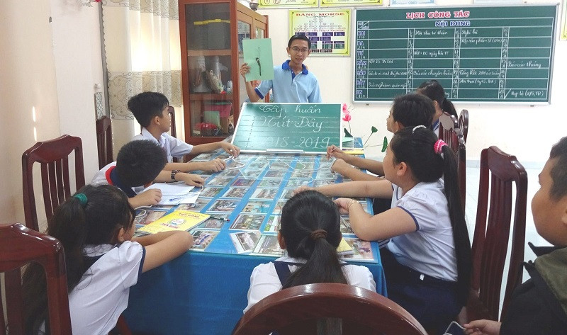 Thầy Đoàn Quốc An trong hoạt động giáo dục kỹ năng sống cho HS.