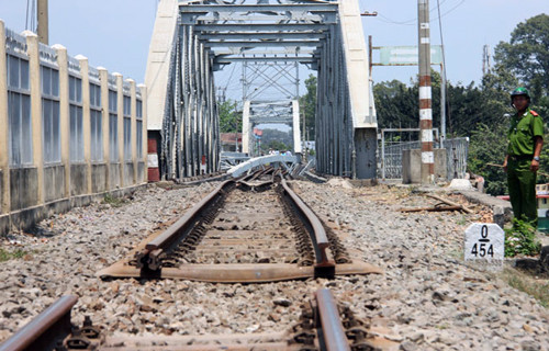 3-nhan-vien-cuu-doan-tau-lao-xuong-song-khi-cau-ghenh-sap-2