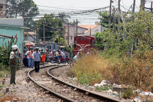 3-nhan-vien-cuu-doan-tau-lao-xuong-song-khi-cau-ghenh-sap