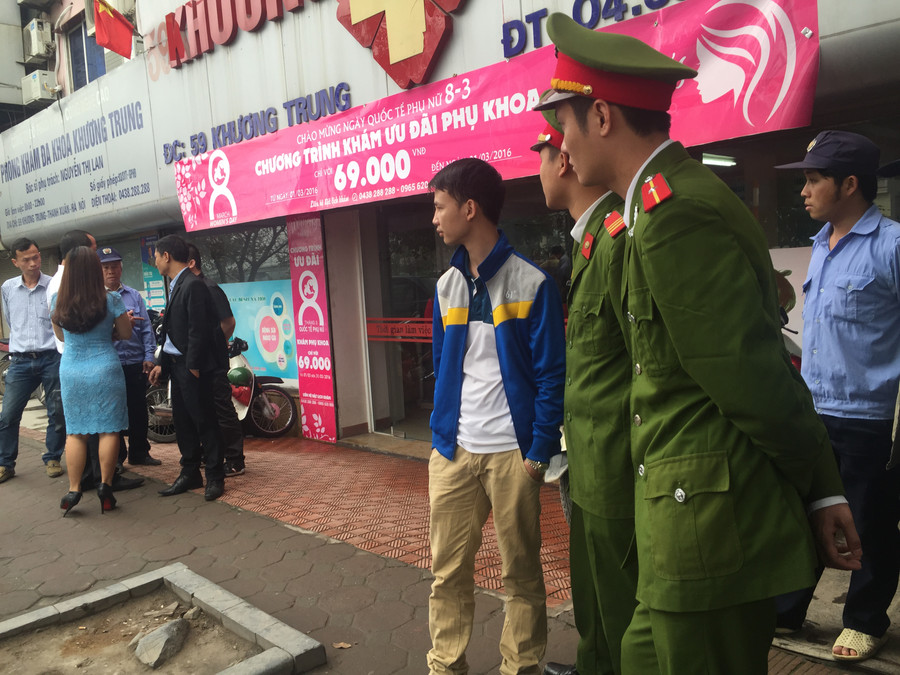 Công an phường Khương Trung có mặt tại nơi xảy ra vụ việc Công an phường Khương Trung có mặt tại nơi xảy ra vụ việc