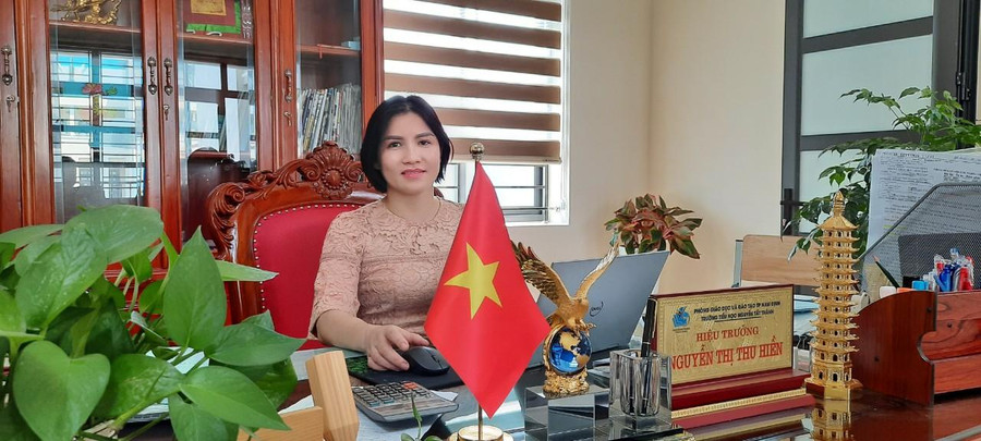 Cô Nguyễn Thị Thu Hiền – Hiệu trưởng Trường Tiểu học Nguyễn Tất Thành (TP Nam Định). Cô Nguyễn Thị Thu Hiền – Hiệu trưởng Trường Tiểu học Nguyễn Tất Thành (TP Nam Định).