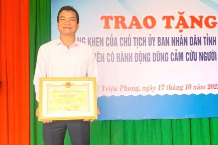 Thầy Quy nhận Bằng khen của Chủ tịch UBND tỉnh Quảng Trị. Thầy Quy nhận Bằng khen của Chủ tịch UBND tỉnh Quảng Trị.