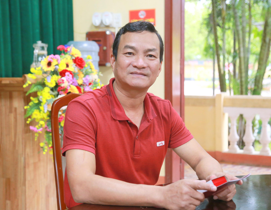 Thầy giáo Bùi Văn Quý nhớ lại câu chuyện cứu 2 cha con học sinh thoát khỏi tử thần. Thầy giáo Bùi Văn Quý nhớ lại câu chuyện cứu 2 cha con học sinh thoát khỏi tử thần.