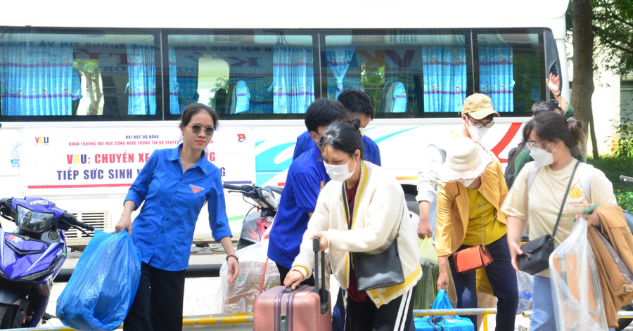 Tình nguyện viên hỗ trợ sinh viên đến trường nhập học. Tình nguyện viên hỗ trợ sinh viên đến trường nhập học.