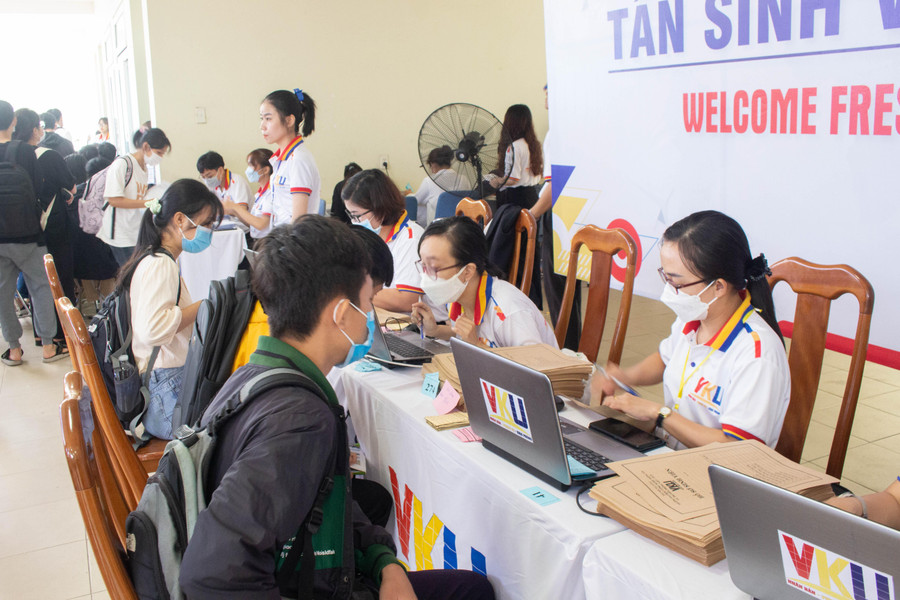 Hỗ trợ sinh viên làm thủ tục nhập học. Hỗ trợ sinh viên làm thủ tục nhập học.