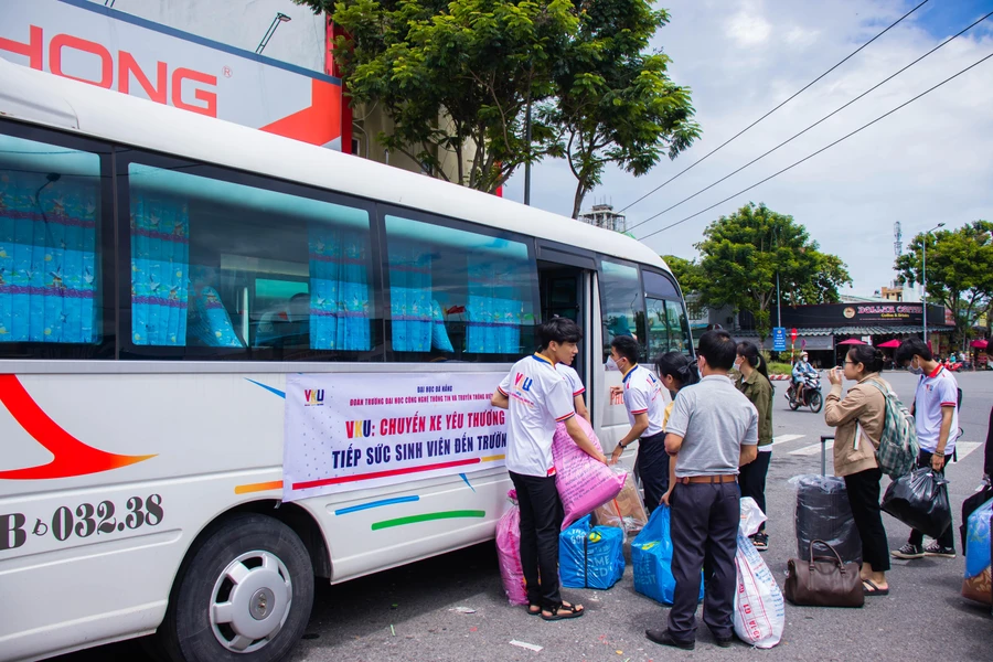 Chuyến xe yêu thương, tiếp sức tân sinh viên tới trường.