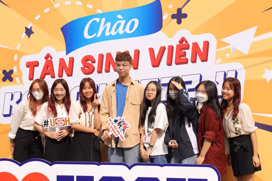 Tân sinh viên Trường ĐH Khoa học Xã hội và Nhân văn (ĐH Quốc gia Hà Nội) háo hức, vui tươi trong ngày nhập học. Ảnh: NTCC