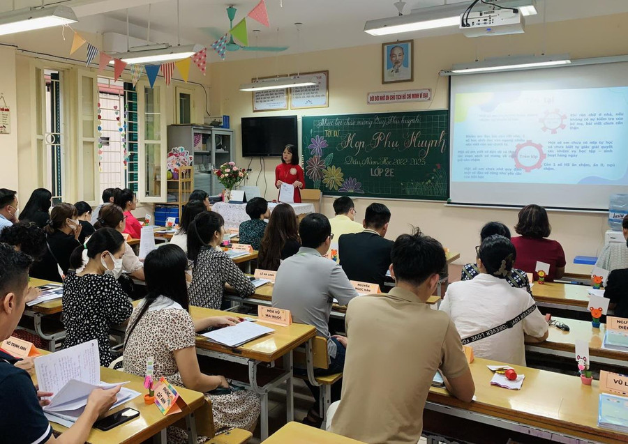 Buổi họp phụ huynh học sinh Trường Tiểu học Trần Quốc Toản (quận Hoàn Kiếm, Hà Nội). Buổi họp phụ huynh học sinh Trường Tiểu học Trần Quốc Toản (quận Hoàn Kiếm, Hà Nội).