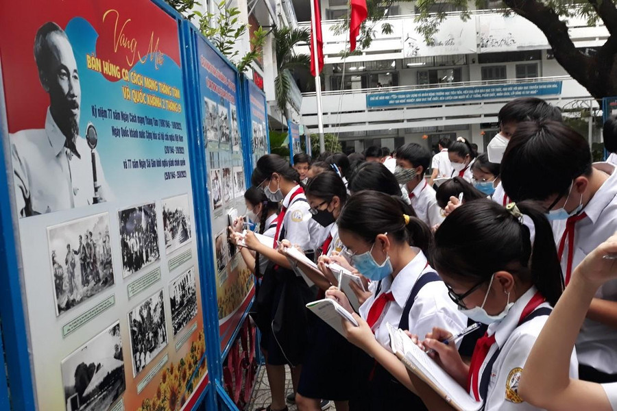 Học sinh Trường THCS Gò Vấp luôn đeo khẩu trang khi đến trường. Học sinh Trường THCS Gò Vấp luôn đeo khẩu trang khi đến trường.