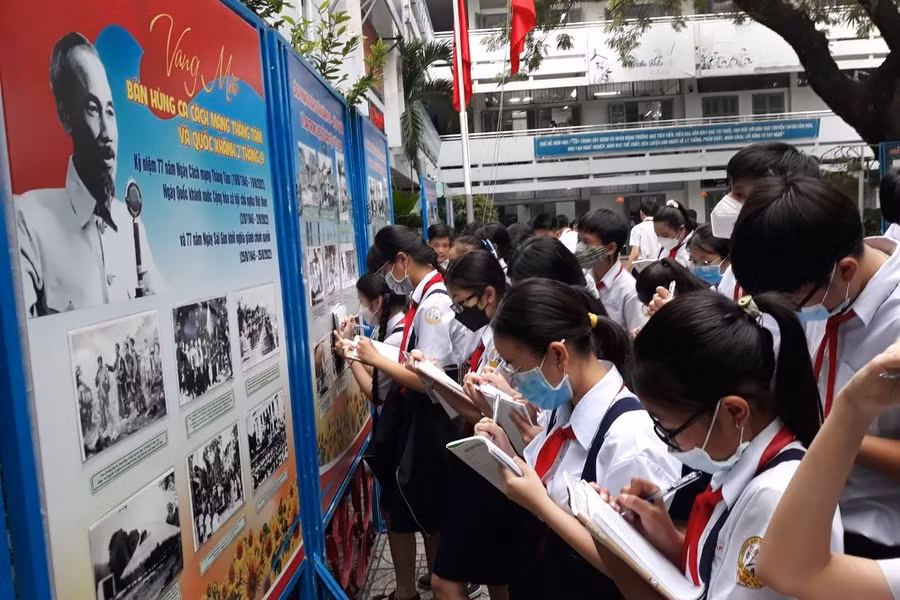 Học sinh Trường THCS Gò Vấp luôn đeo khẩu trang khi đến trường.