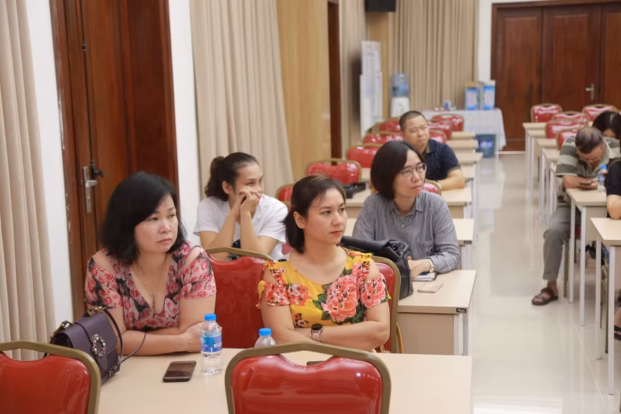 Các phụ huynh học sinh lớp 8A1 lắng nghe những chia sẻ của thầy Đỗ Thái Đăng.