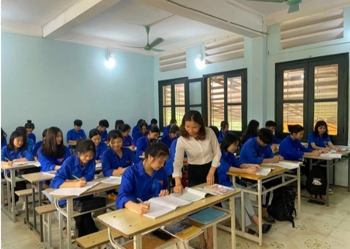 Cô Hà Thị Khuyên và học trò trong giờ học Ngữ văn.