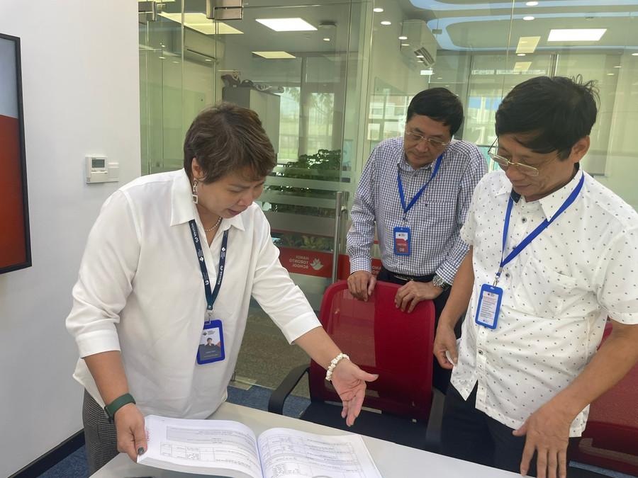 Cô Bùi Thị Minh Nga giới thiệu về chương trình học tại Hanoi Toronto.