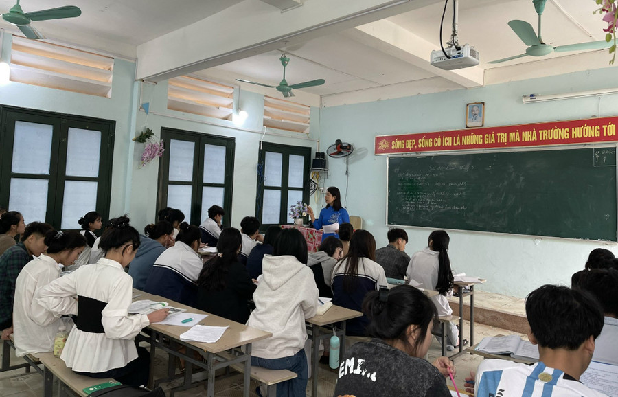 Cô trò Trường THPT Quan Sơn trong giờ học. Cô trò Trường THPT Quan Sơn trong giờ học.